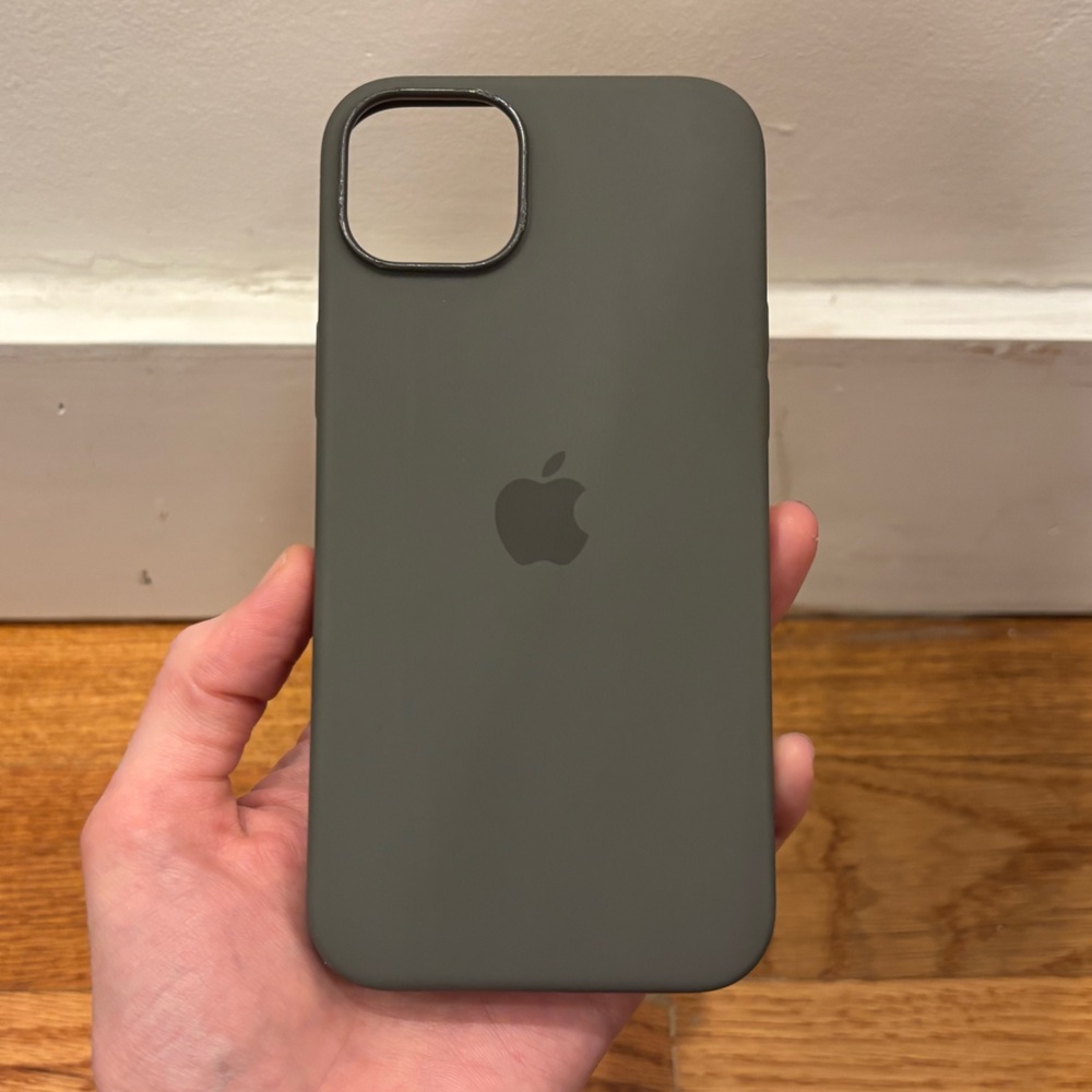 Apple iPhone 15 Plus Silicone Case with MagSafe
